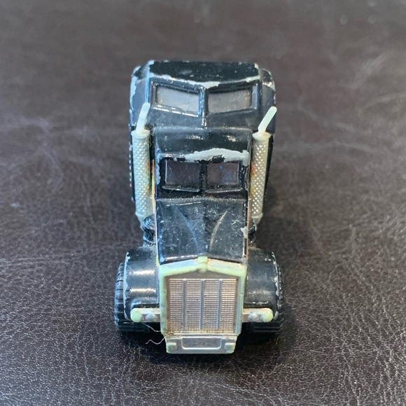 Vintage Matchbox Used 1983 Black Kenworth Aerodyne Diecast Cabover Semi-Truck - Picture 10 of 12